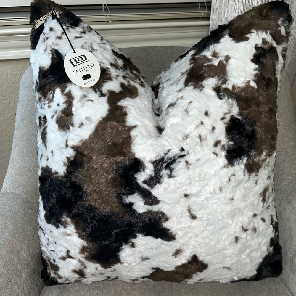 1-NWT CALLISTO HOME FAUX FUR IVORY DECORATIVE PILLOW
